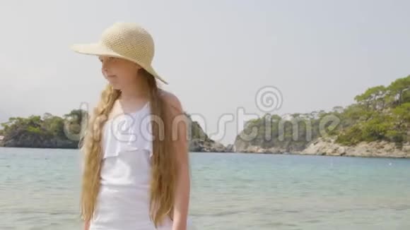 愤怒的女孩夏帽海自然景观视频的预览图