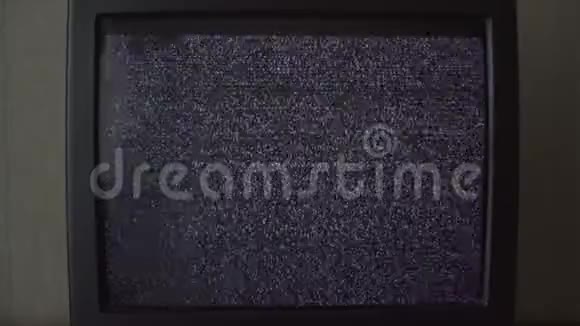 老式电视机展台上有闪烁的屏幕特写视频的预览图