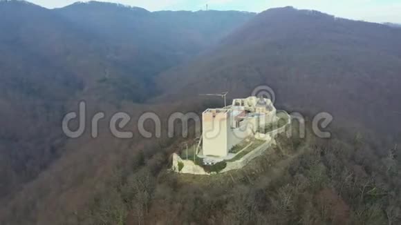 克罗地亚萨格勒布的Medvedgrad城堡城堡正在建造中美丽的梅德维尼察山背景2视频的预览图