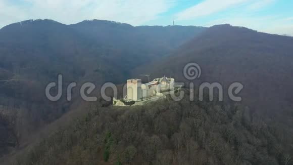 克罗地亚萨格勒布的Medvedgrad城堡城堡正在建造中美丽的梅德维尼察山背景3视频的预览图