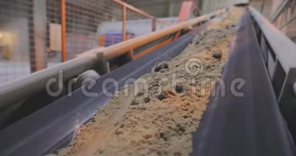 工厂输送带线带沙子和金属球的传送带视频的预览图
