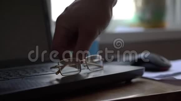 人把玻璃放在笔记本表面移动鼠标视频的预览图