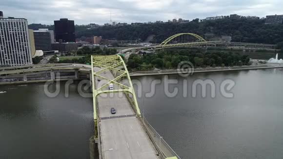 宾夕法尼亚州匹兹堡的杜克恩堡桥乌云密布背景三的阿勒格尼河视频的预览图