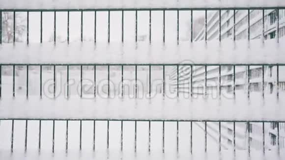 操场围栏被雪覆盖视频的预览图