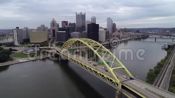 宾夕法尼亚州匹兹堡的皮特堡桥背景II与摩天大楼的前景城市景观视频的预览图