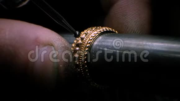 金匠用钻具在金环上打了个洞珠宝商正在钻一个洞来安放一块宝石视频的预览图