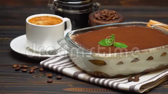 烤盘中的提拉米苏甜点咖啡研磨机萨维亚迪和木制背景的咖啡杯视频的预览图