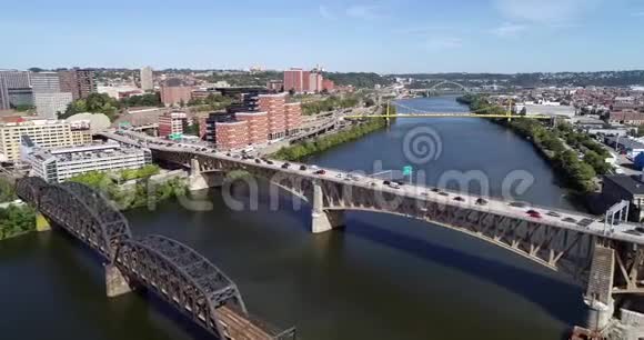 匹兹堡城市景观宾夕法尼亚州白天与航空查看商业区和交通背景莫农加赫拉河视频的预览图