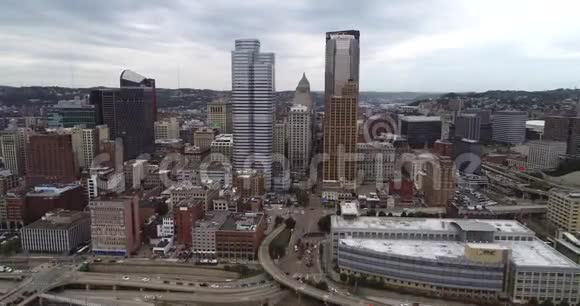 宾夕法尼亚州匹兹堡的鸟瞰图与商业区及交通的日间时间视频的预览图