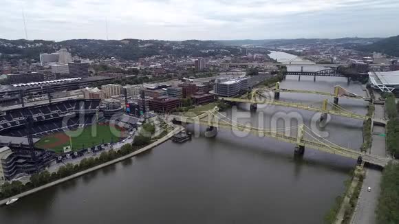 宾夕法尼亚州阴天的匹兹堡城市景观白天与商业区和河流有三座桥梁的背景PNC视频的预览图