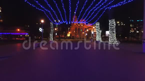 街上的城市灯光和圣诞精神节日装饰视频的预览图