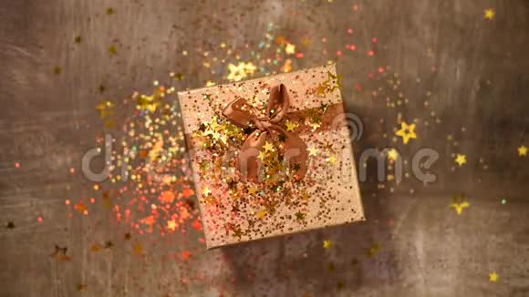 闪闪发光的金星礼品盒上闪闪发光的五彩纸屑俯视图圣诞节和新年的纹理销售折扣价视频的预览图