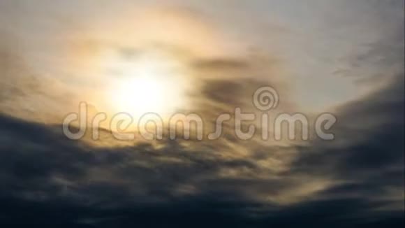 时间流逝飞云灿烂的太阳和蓝云在雨前4K视频的预览图