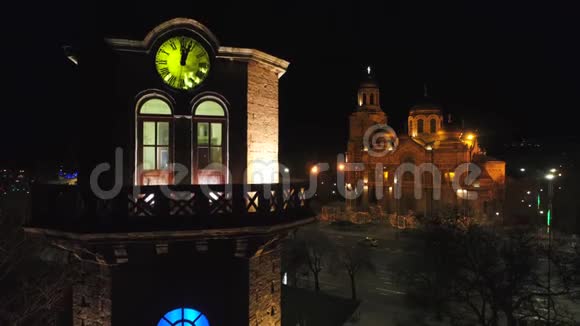 旧城楼的钟数到午夜新年前夕视频的预览图