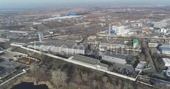 现代工厂的灰橙色来自空气明亮的现代化工厂视频的预览图