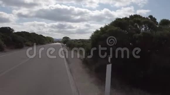 在圣皮埃特罗岛的撒丁岛公路上旅行看看壮丽的海岸和野生地中海植被视频的预览图