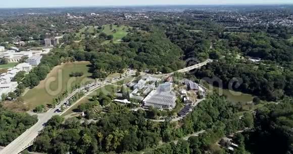 美国宾夕法尼亚州匹兹堡的申利公园菲普斯音乐学院和背景植物园视频的预览图