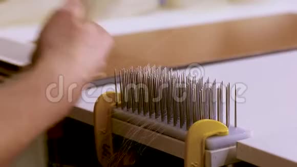 在制作假发时梳头工厂假发生产工艺视频的预览图