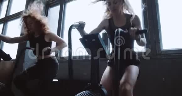 积极健康的生活方式年轻的微笑运动快乐的女人在健身房锻炼后疲惫的自行车机器慢动作视频的预览图