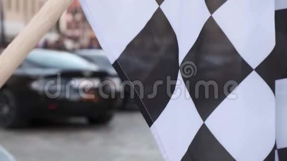现代豪华轿车站在展览的背景下黑白赛车旗视频的预览图