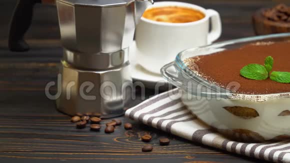 烤盘中的提拉米苏甜点咖啡机萨维亚迪和木制背景咖啡杯视频的预览图