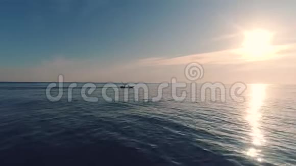 清晨在海水中航行的渔船和美丽的日出视频的预览图