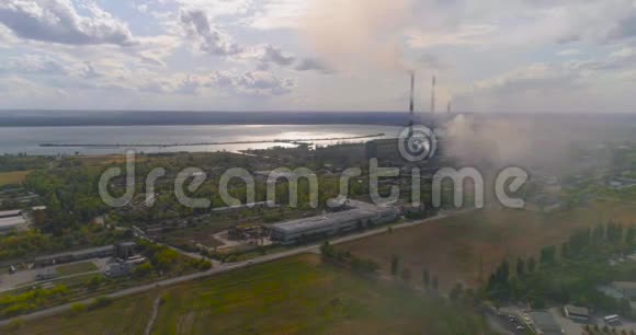 环境污染有烟的管道空中观景大管道白烟工业区视频的预览图