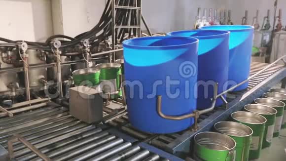 一家工厂自动生产线上的蓝色桶工厂的着色过程视频的预览图