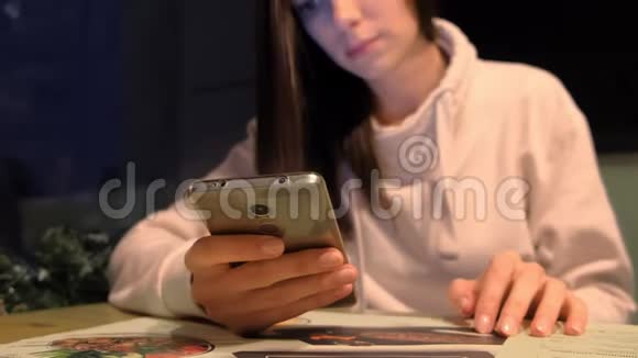 女人正在咖啡馆里浏览手机双手特写视频的预览图