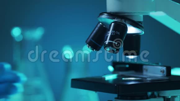 科学显微镜特写镜头医院的实验室流行病医疗保健疫苗研究和视频的预览图