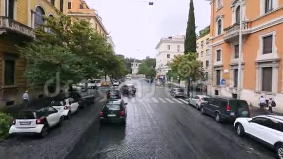 意大利美丽的街道罗马古老的街道和车窗视频的预览图