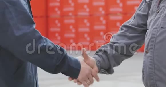 两人握手两人握手特写工厂握手达成成功交易视频的预览图
