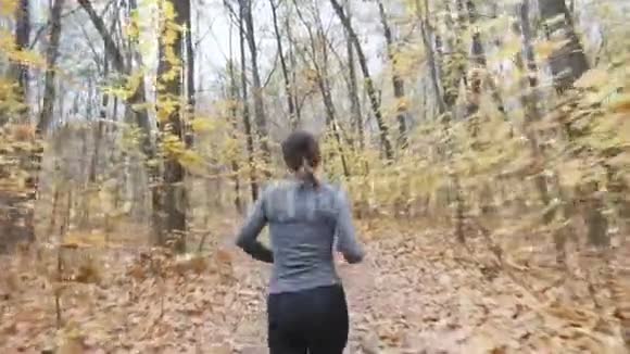 后面跟着一个胖女人在公园里跑步试图通过跑步锻炼来减肥视频的预览图