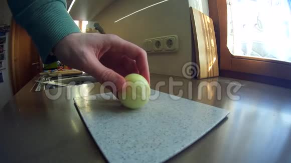 在厨房里煮洋葱视频的预览图