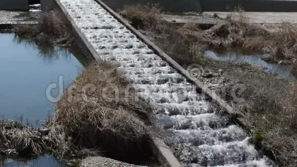 水流过混凝土台阶视频的预览图