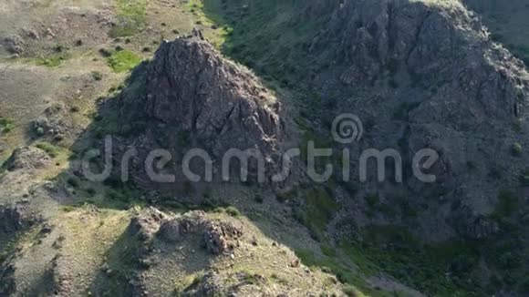 航拍无人机飞越岩石山体景观4k视频的预览图