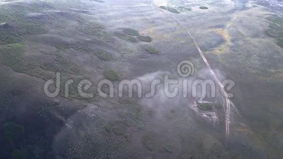 空中摄影在4k长路上雾中草原的最高景观视频的预览图