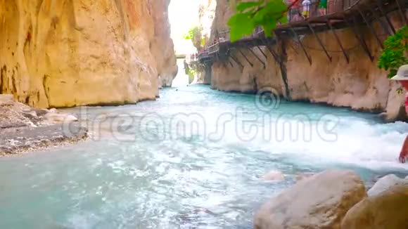 峡谷中快速河流的景色视频的预览图