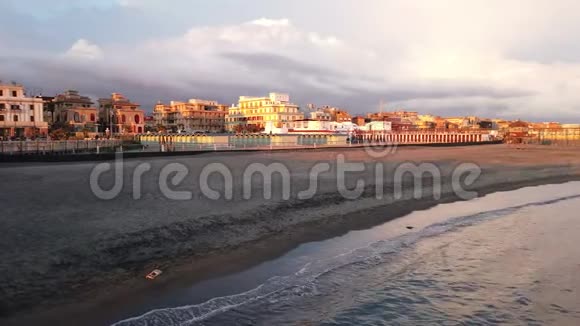 罗马海岸线上的潘右晚奥斯蒂亚丽多海滩放松的气氛戏剧性的光线平静的大海视频的预览图