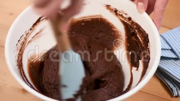 把巧克力蛋糕巧克力饼和抹刀混合视频的预览图