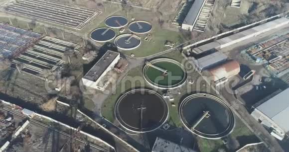 污水处理鸟瞰图工业用水处理飞越水处理设施视频的预览图