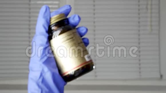 用放大镜戴手套的手调查药物成分药片胶囊中使用的化学物质视频的预览图