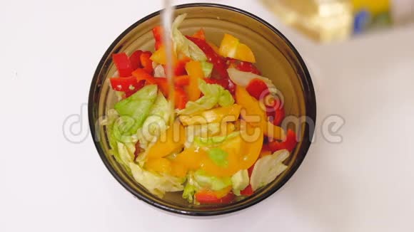 加入葵花籽油素食蔬菜沙拉视频的预览图