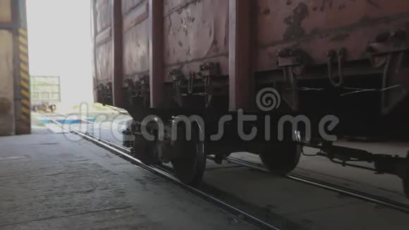 列车车轮特写货运列车轮对视频的预览图