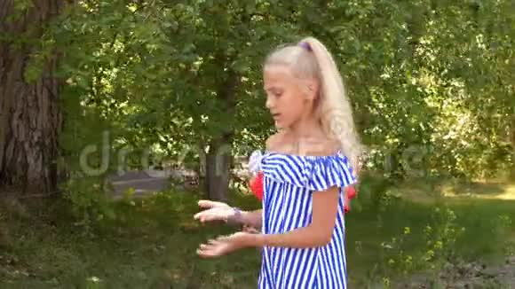 女孩慢麻瓜投掷松鸡夏季公园散步视频的预览图