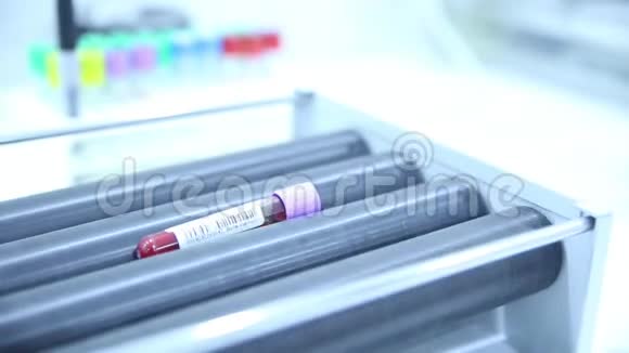 在实验室测试设备中旋转的血样试管视频的预览图
