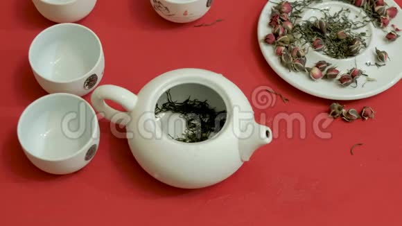 中国茶道传统杯茶壶将热水倒入绿茶茶壶视频的预览图