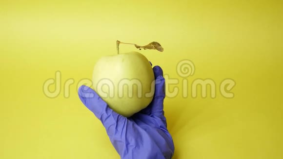 注射到苹果里在黄色背景上用注射器交医疗手套转基因食品注射转基因生物视频的预览图