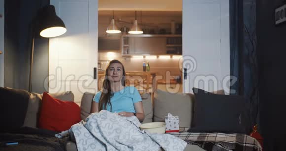 悲伤的年轻迷人的欧洲女人哭泣用纸巾擦干眼泪在家里看电视剧电影慢动作视频的预览图