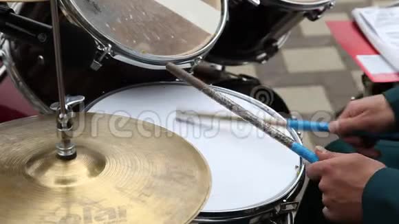 人用棍棒演奏音乐打击乐器用工作鼓演奏音乐概念视频的预览图